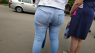 Round juicy ass milfs in tight jeans